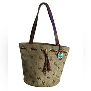 Vintage Dooney & Bourke shoulder bag medium tote.